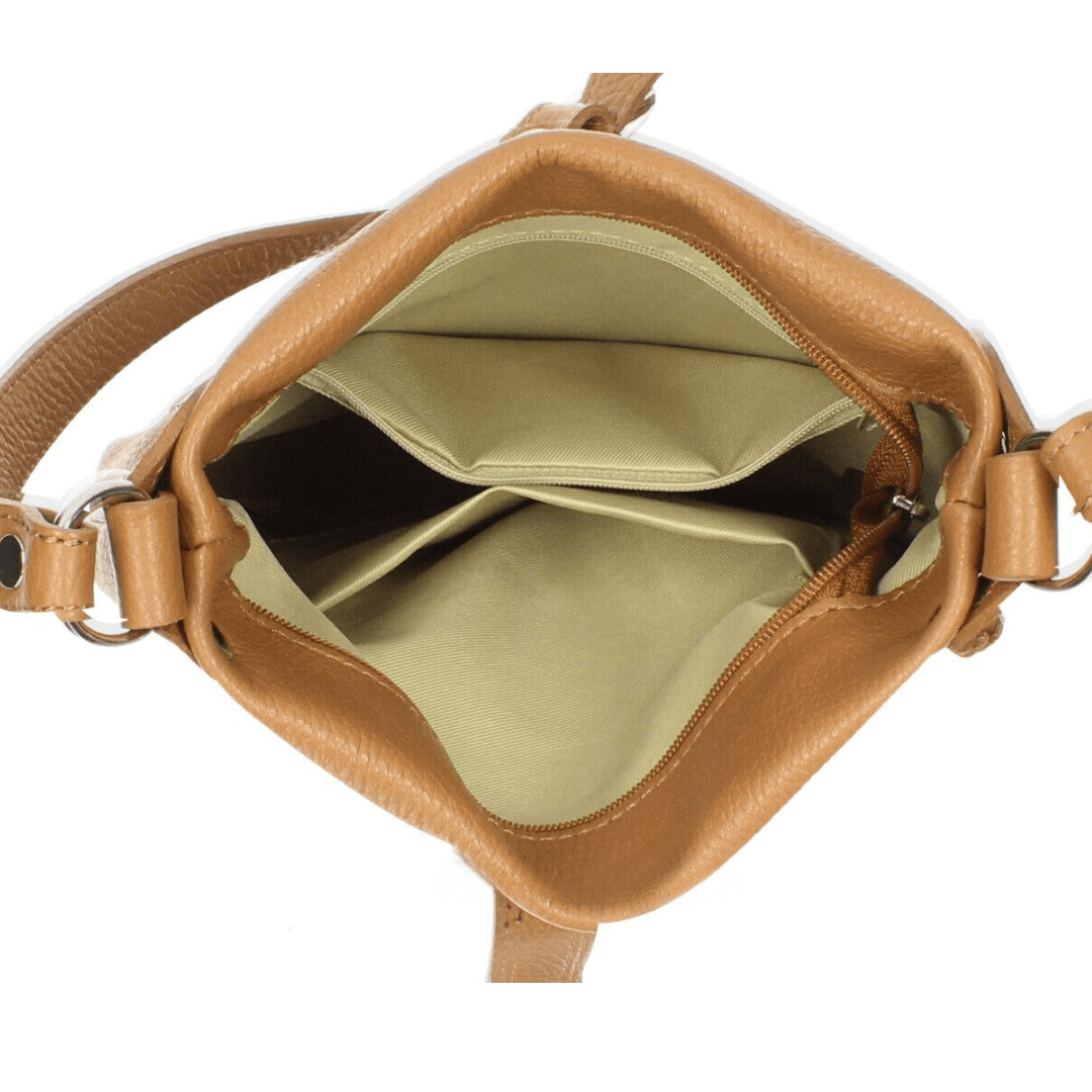 Interno borsa a tracolla HOPE in pelle dollaro cognac con tasche interne e fodera beige, borsa donna made in Italy.